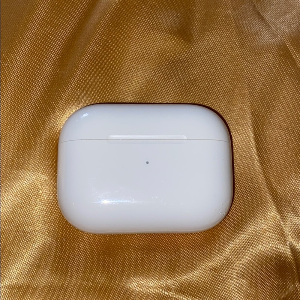 Apple AirPod Pro with RIGHT bud only